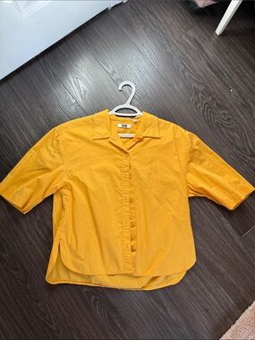 Uniqlo Short Sleeve Button-Up Shirt in Mustard